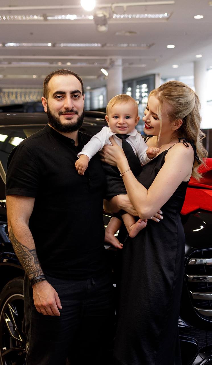 Українська блогерка з "заниженою самооцінкою" купила "мерс" за 7 мільйонів: чим вона займається